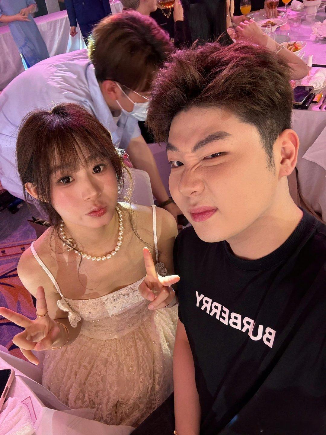 小黄豆晒合照啊啊啊k总婚礼好多帅哥呀一眼都看不过来了❤️❤️ ​​​