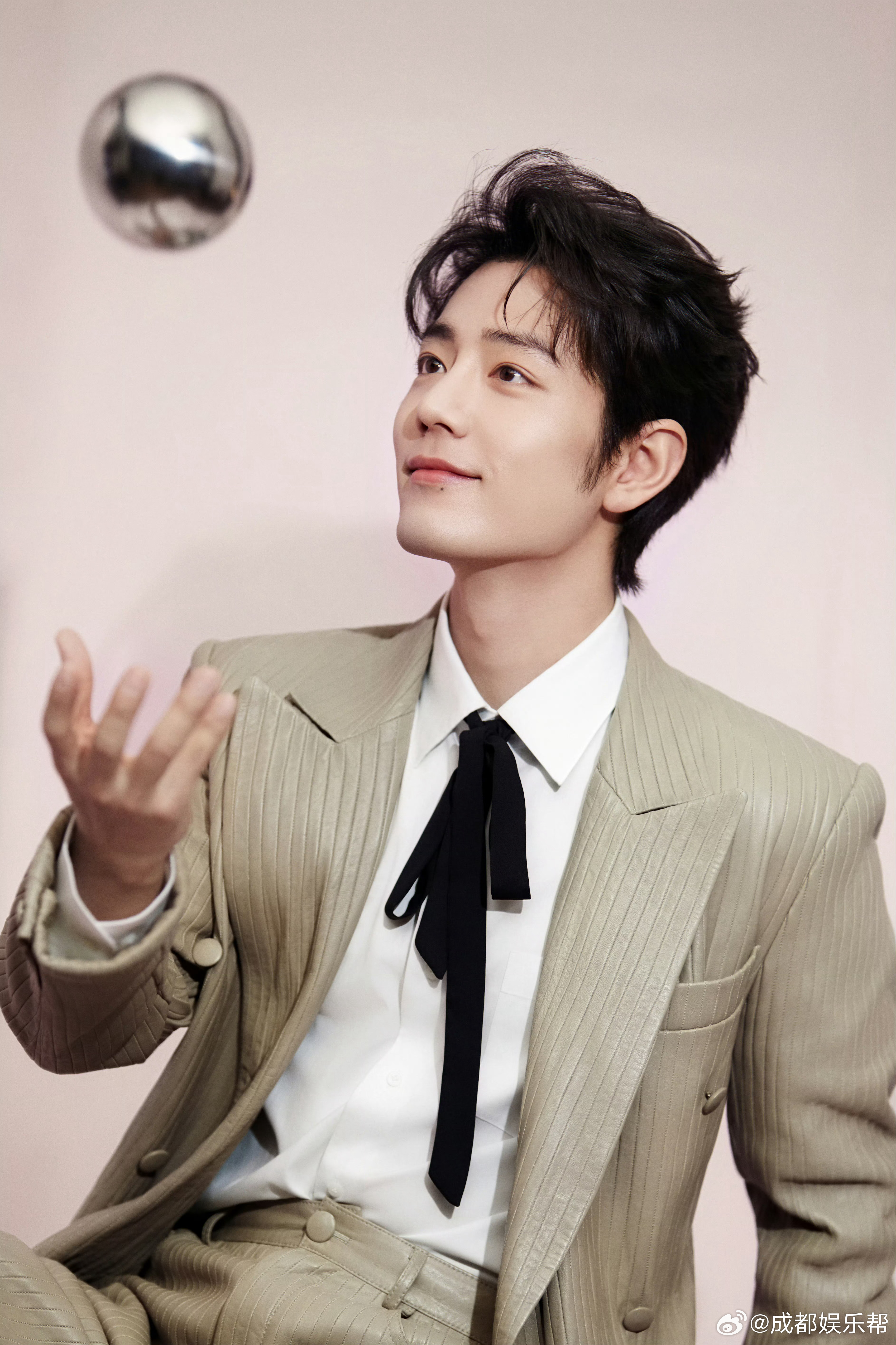肖战 蝴蝶结今日重庆崽儿肖战电视剧品质盛典营业照释出，西装搭配黑色蝴蝶结，帅气！