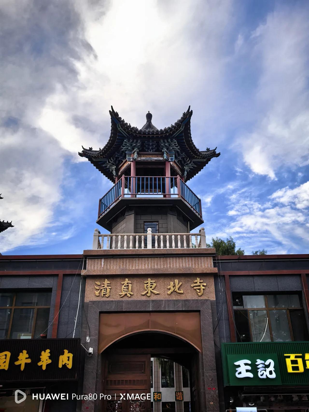 上联：读懂人生冷暖，
下联：阅尽世间繁华。