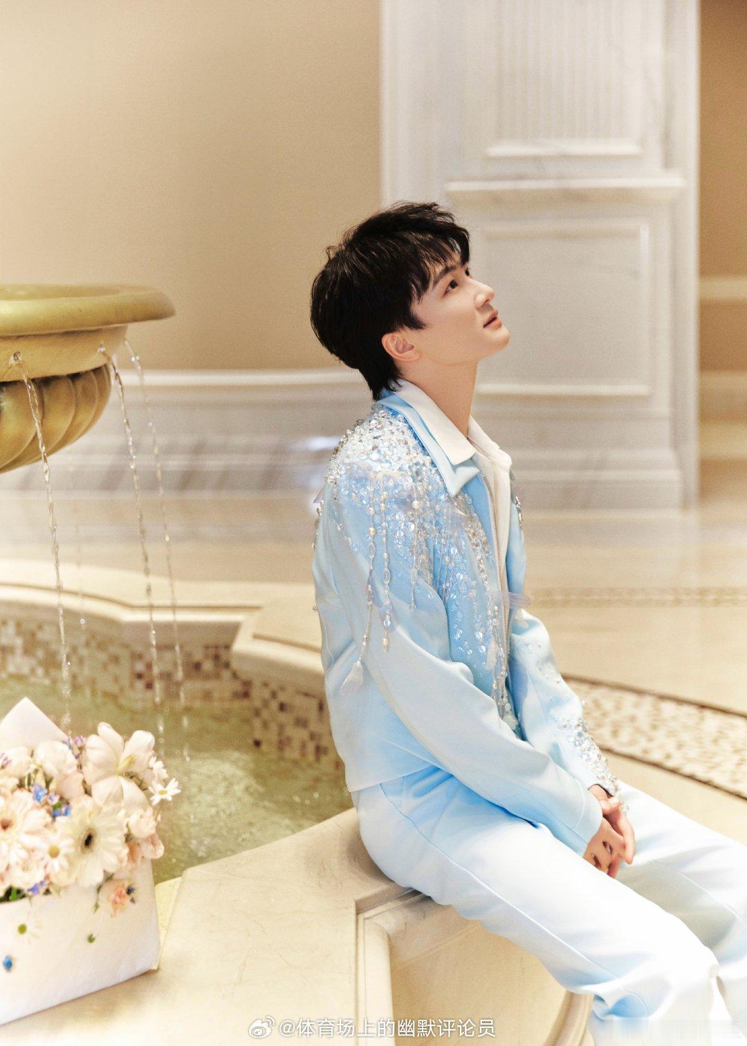 周深 以热爱为衣，以歌声为甲。为每位追梦人加油助威！周深在苏超揭幕战开幕带来歌曲