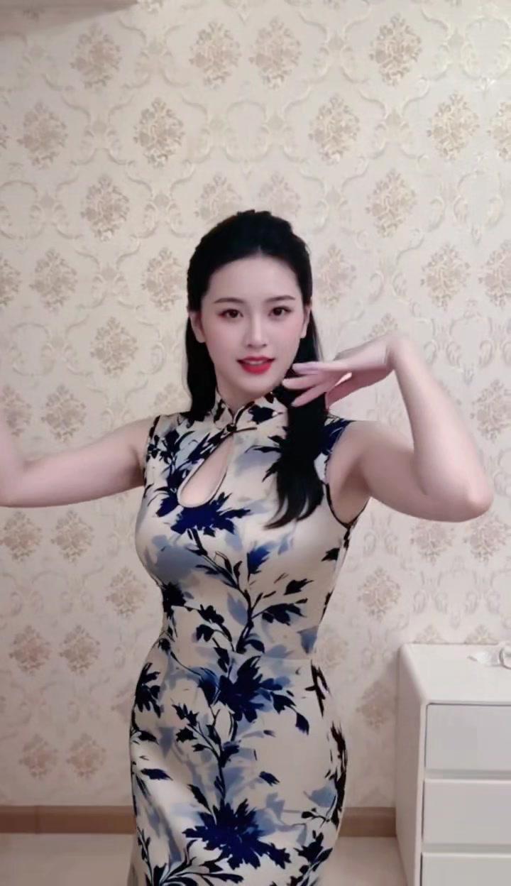 晕染的青花纹样像未干的水墨心事，衣摆轻晃就像把江南烟雨穿在了身上。
指尖拂过盘扣