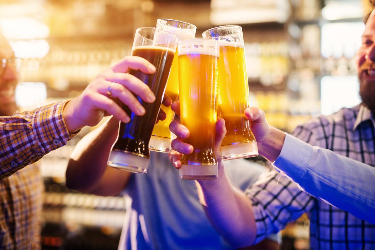 啤酒+烧烤=尿酸炸弹？劝你别再这么吃了！
 
很多人夏天就爱喝两杯啤酒，配着烧烤