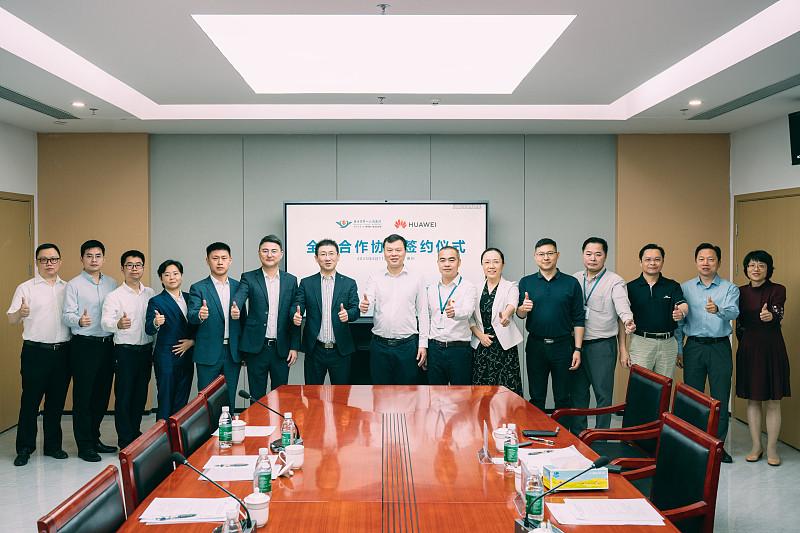 小编打个比喻，当家球星解约后怕自己以后的路不好走，俱乐部放手后自家的球员又不是很
