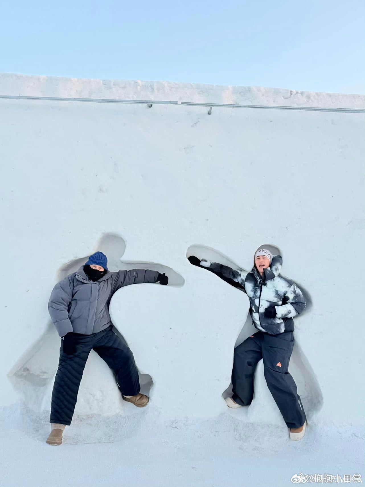 米卡说自己像爸爸的爸爸米卡和老外爸爸真的把冰雪大世界玩透了，到处逛到处拍，沉浸式