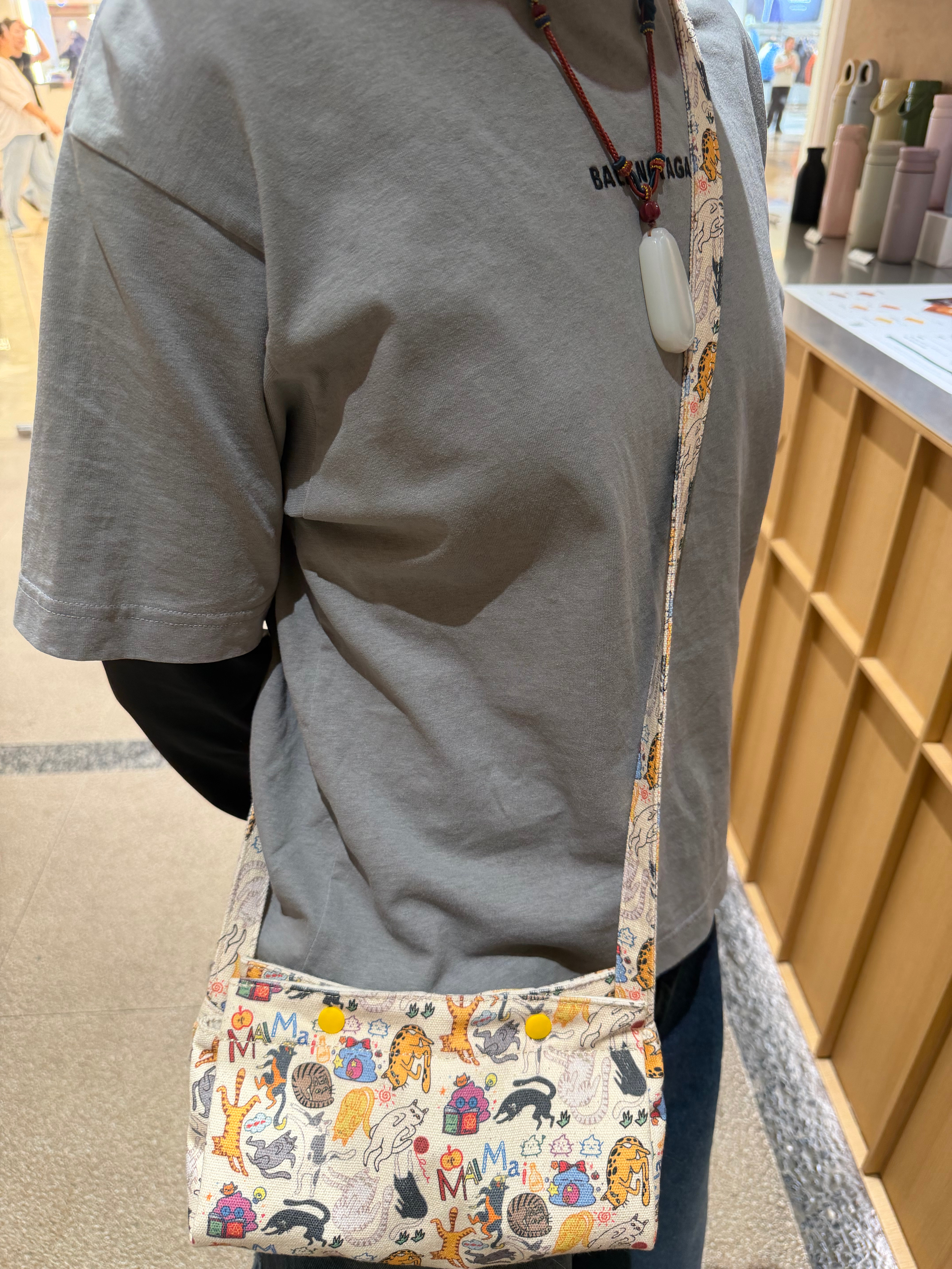 🫏🐴吊奶奶包买了一堆，结果出门还是背个小学生土布包，显得我特别像骗小女孩的中