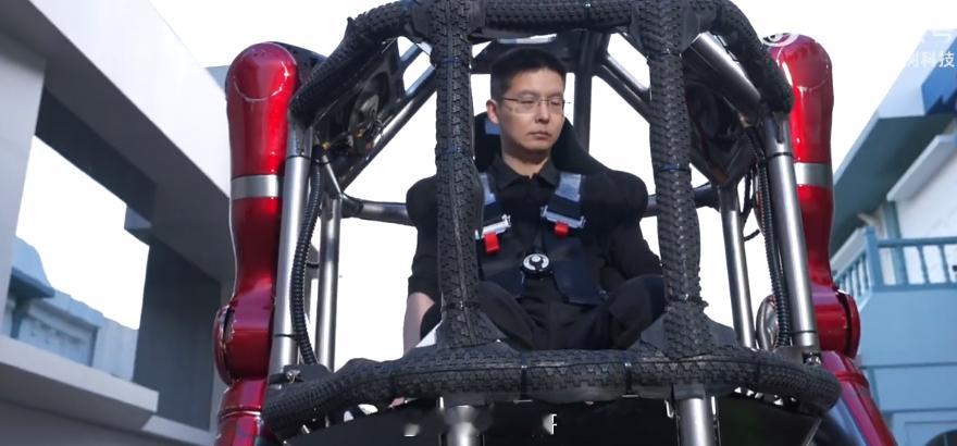 宇树发布:GD01载人变形机甲390万元起这个竟然是“交通工具”太酷了吧这个宇树