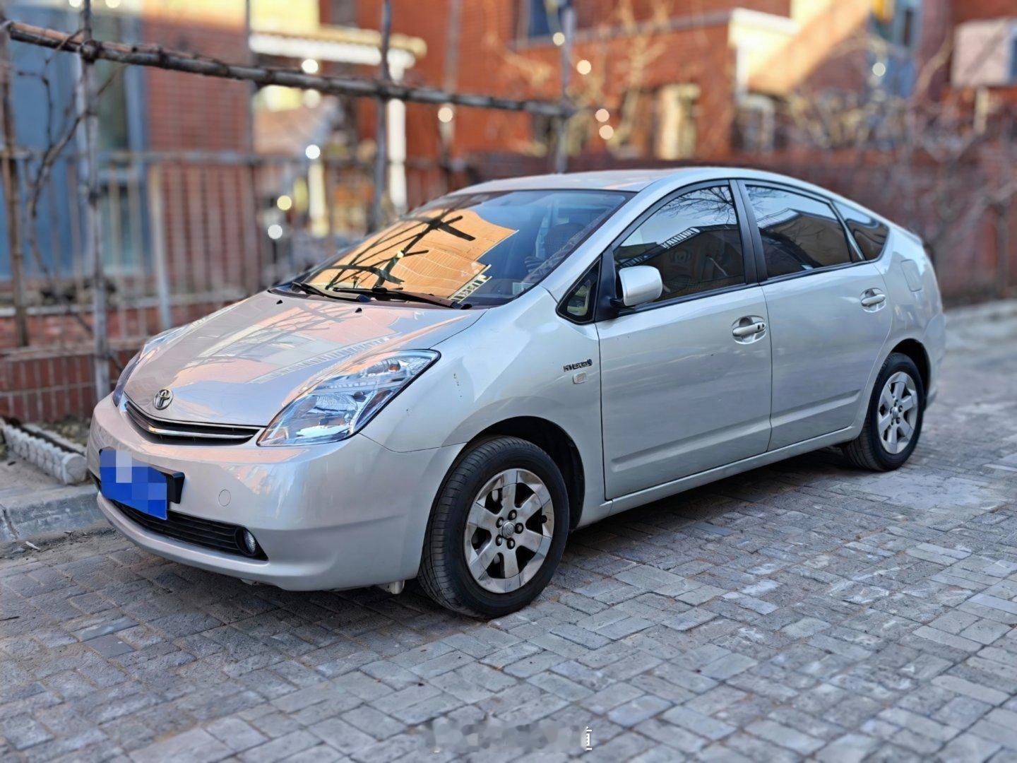 第二代丰田普锐斯，十多年前买它的人都不一般，毕竟花二三十万为什么不买凯美瑞呢？普