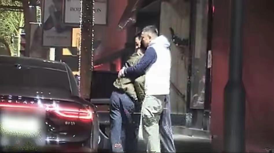 人气高了，就是不一样，黄轩自己恐怕都没想到，不过是生日喝酒喝醉了，都上热搜了。