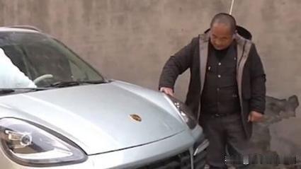 河南李大叔花2.35万元网购“高配卡宴”，到货后竟发现车标是只鹿，妥妥的山寨车！
