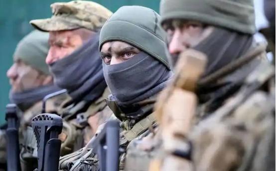 乌克兰恐怕真的没人可死了！俄军在顿涅茨克打扫战场，越扫越心惊：满地阵亡士兵，竟没