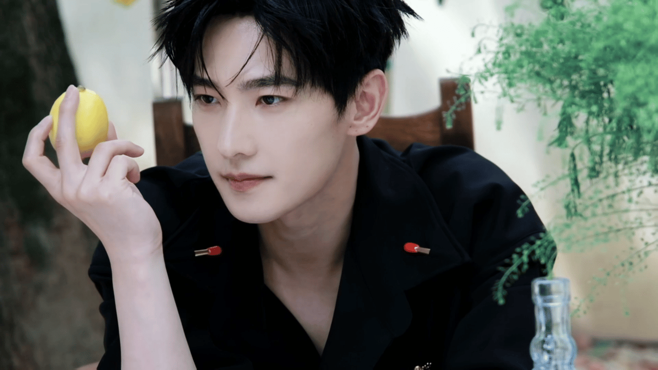 杨洋ELLE6月刊封面大片这里有点暗黑系～莫名带感☺️☺️☺️ ​​​