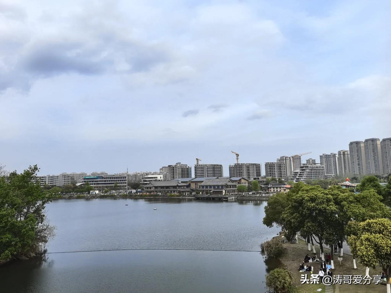 成都北湖公园修了好多住宅楼，会成为北湖公园的破坏者不？
 
成都北湖公园