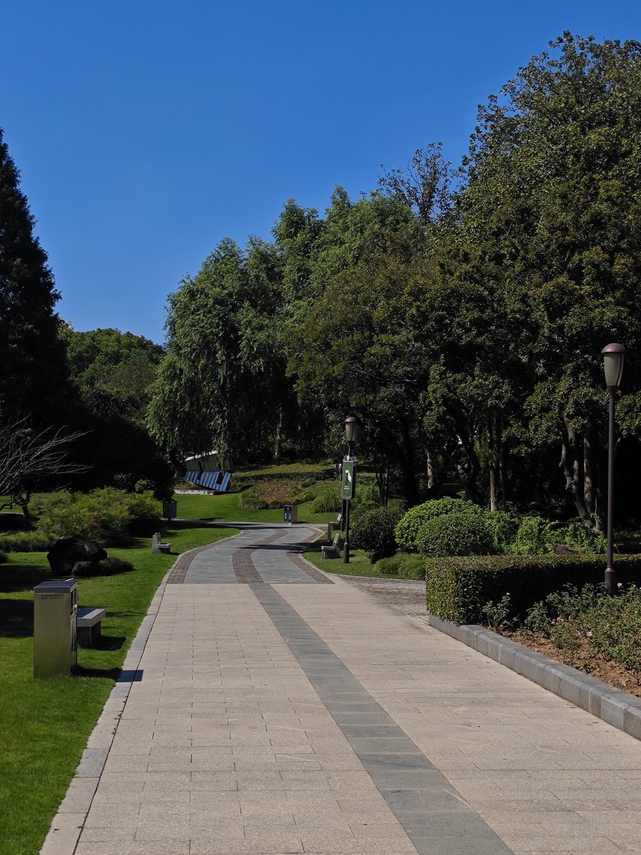 民发东津世纪城：襄阳知名大体量楼盘，共计约4万户家庭，若按每户2.5人计算，居住