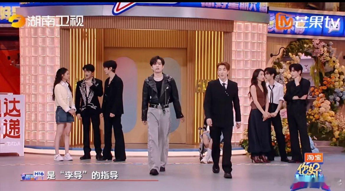 高瀚宇张颜齐原地提臀 创意组词遇“tt”，两人先“静止”后转身提臀，用最直白的身