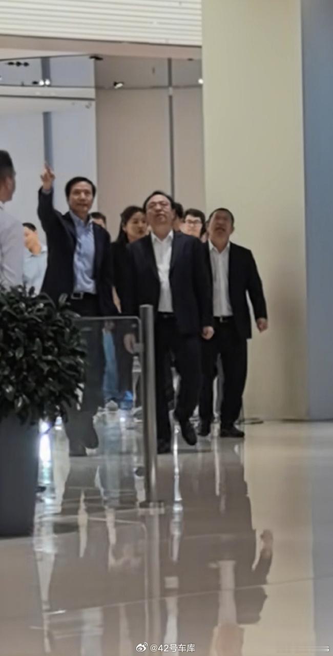 雷总：你怎么做到一年卖这么多车？王总：你怎么做到一年欠这么多车？王传福雷军同框雷