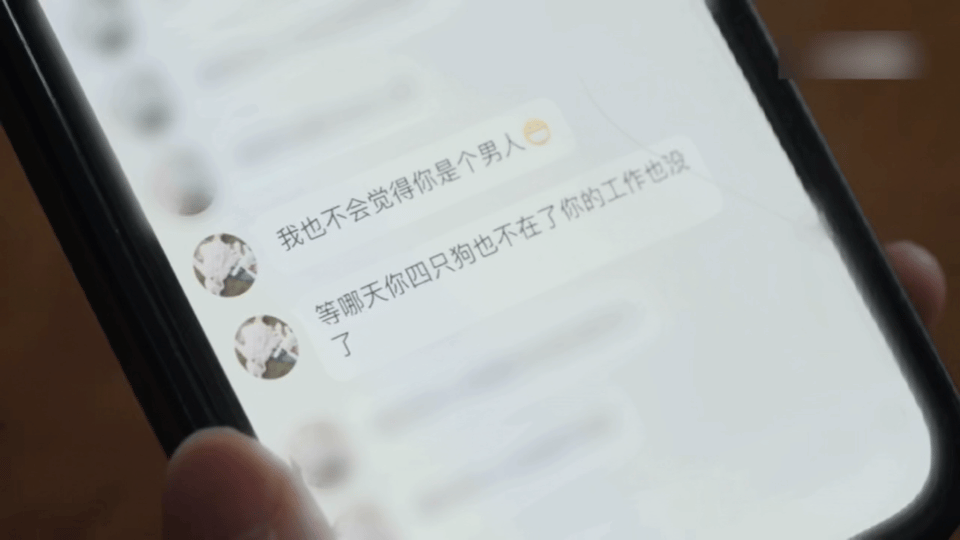 我饿死也不会找他们要钱 明明总能在视频里逗得人哈哈大笑，可当他说出这句话时，满屏