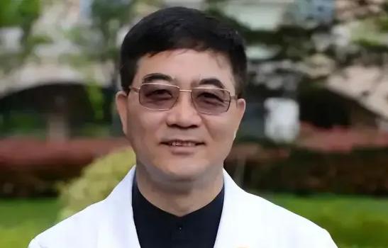 上海中山医院顶尖心内科主任葛均波，在为一位19岁的少女做心脏手术时，竟突然颤抖着