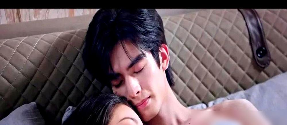 盯着宋威龙胸前那块“几何图形”，我甚至怀疑剧组化妆师是带著量角器进组施工的。
