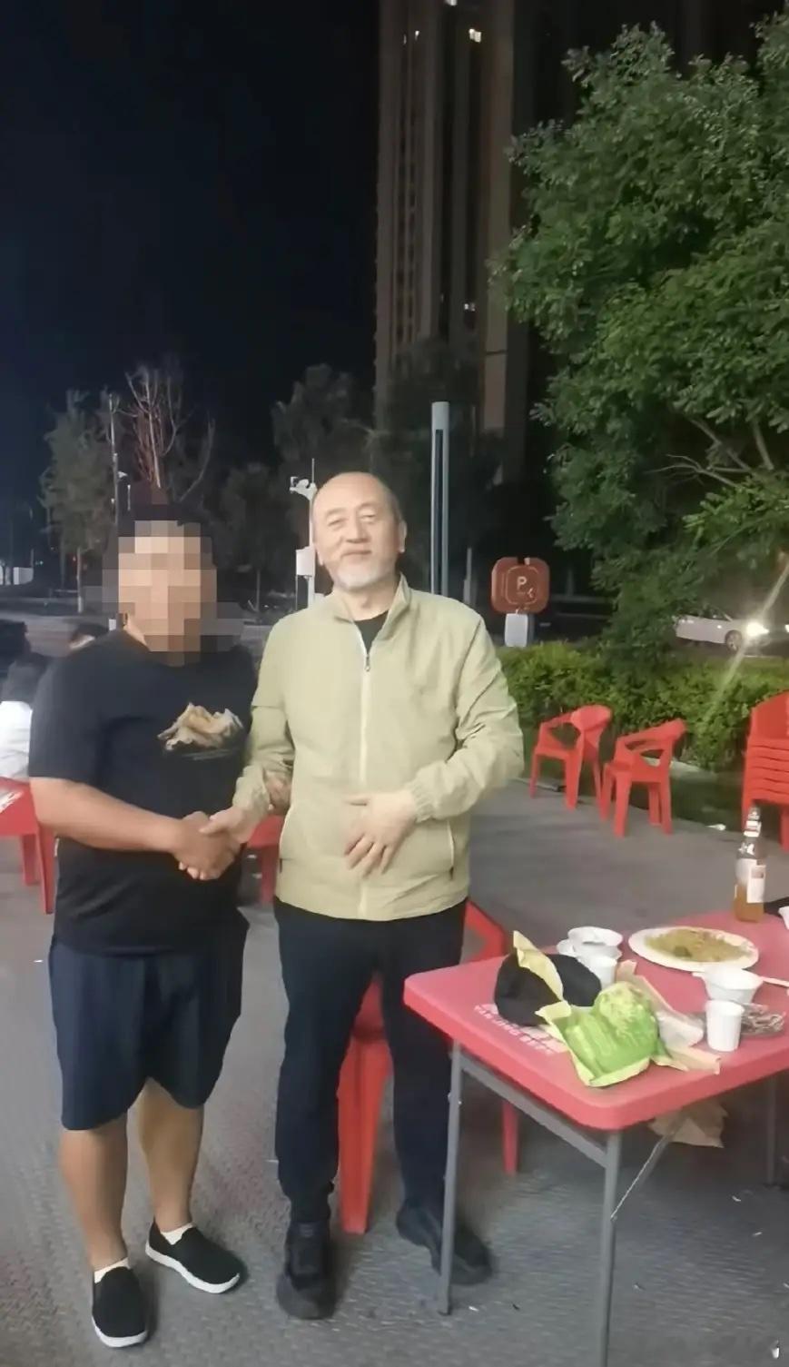 57岁王劲松被偶遇，有网友发文称，在河北偶遇到他，并成功合上影了，可见他为人很有