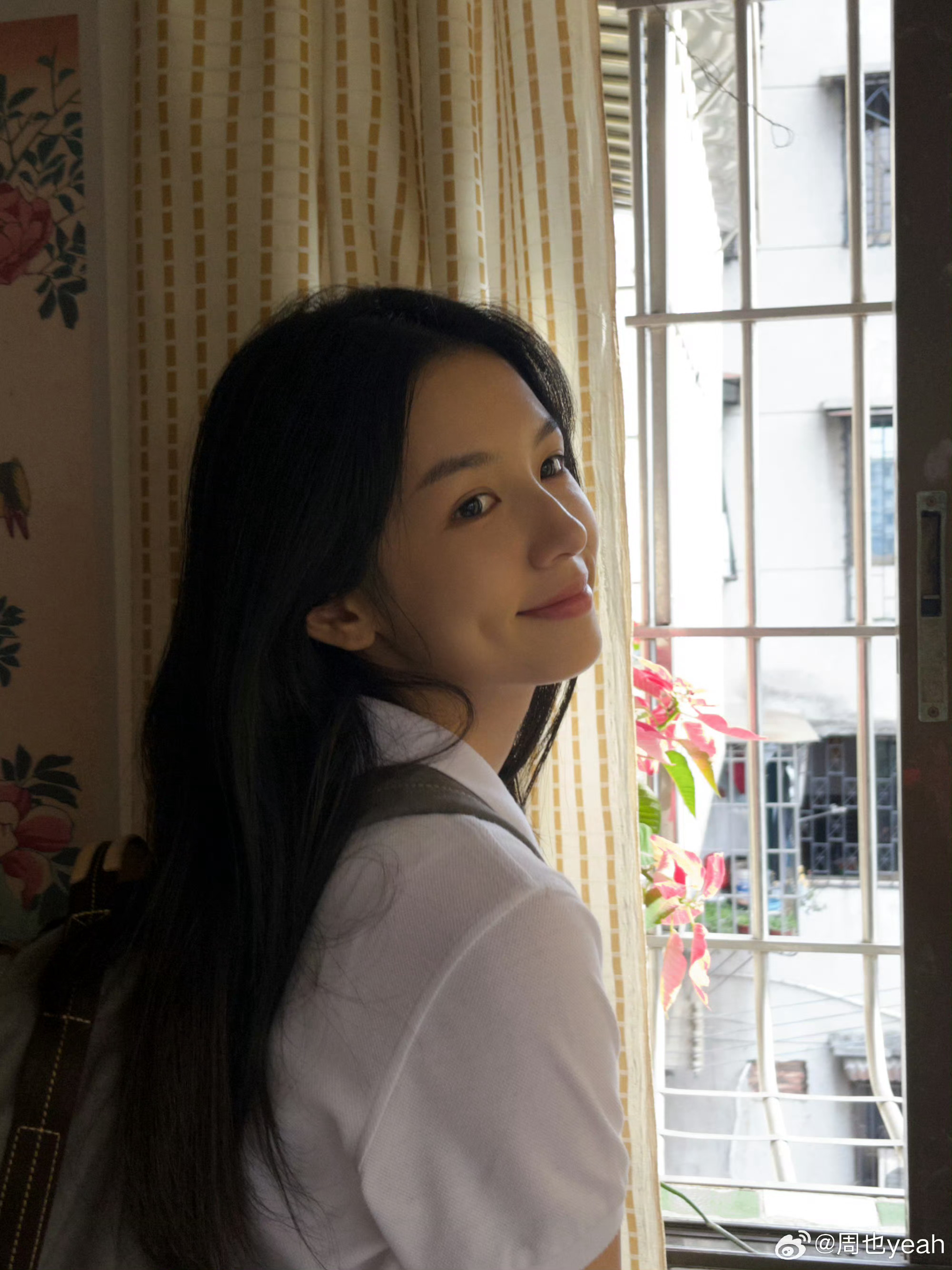 周也氛围感女头周也的每一张照片都像是从画里走出来的，太绝了