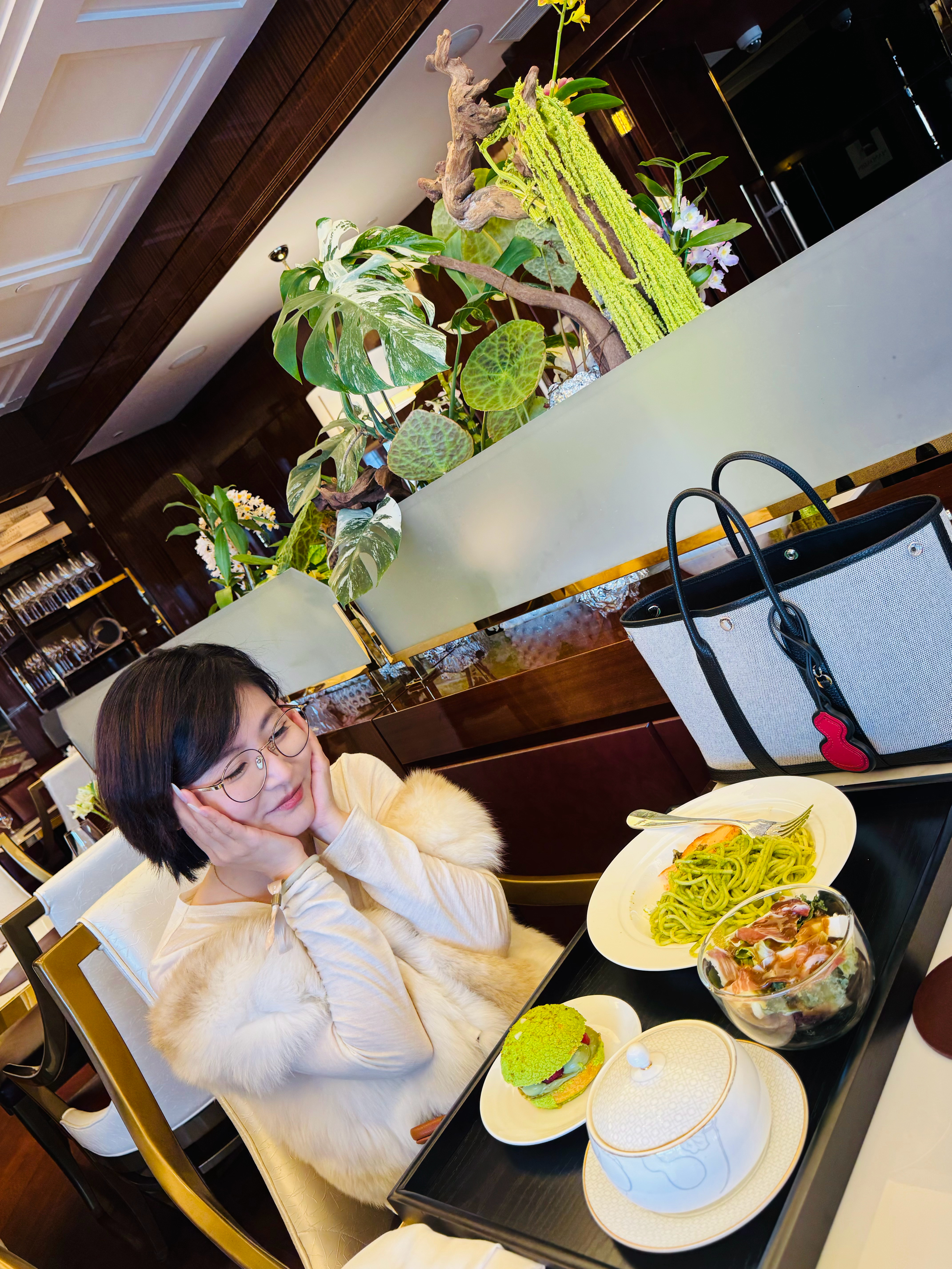 女主在这个🟩颜色氛围里，跟我们聊了一午餐投资和股票。李楠说道李楠说道