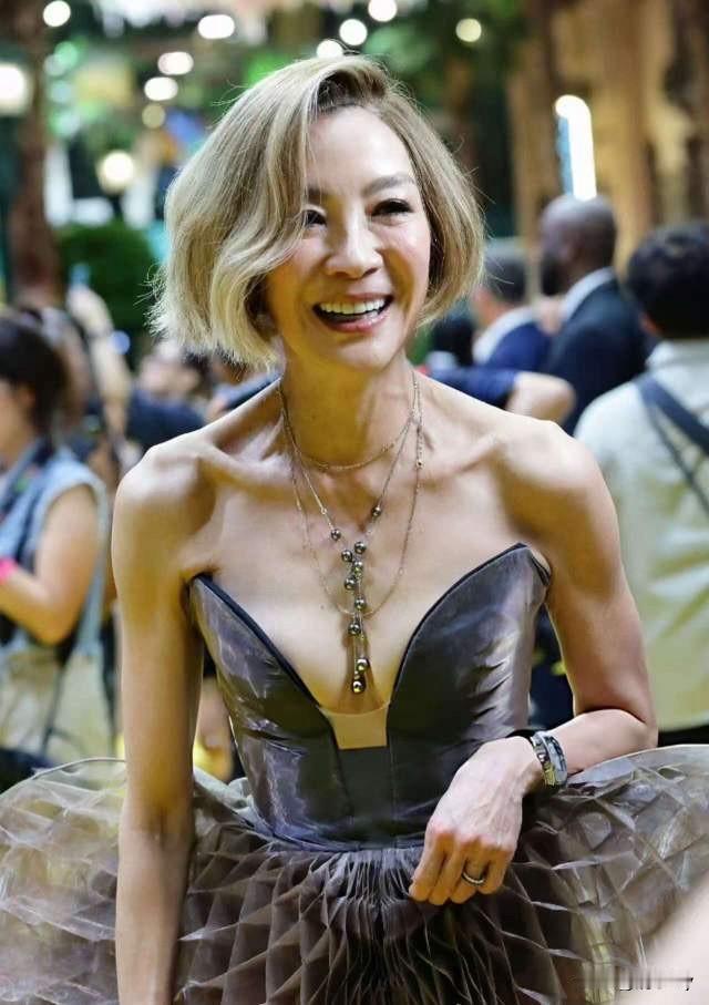 不老女神杨紫琼在新加坡出席《魔法环女巫2》的首映礼上，穿了一件灰色的礼服裙，不知