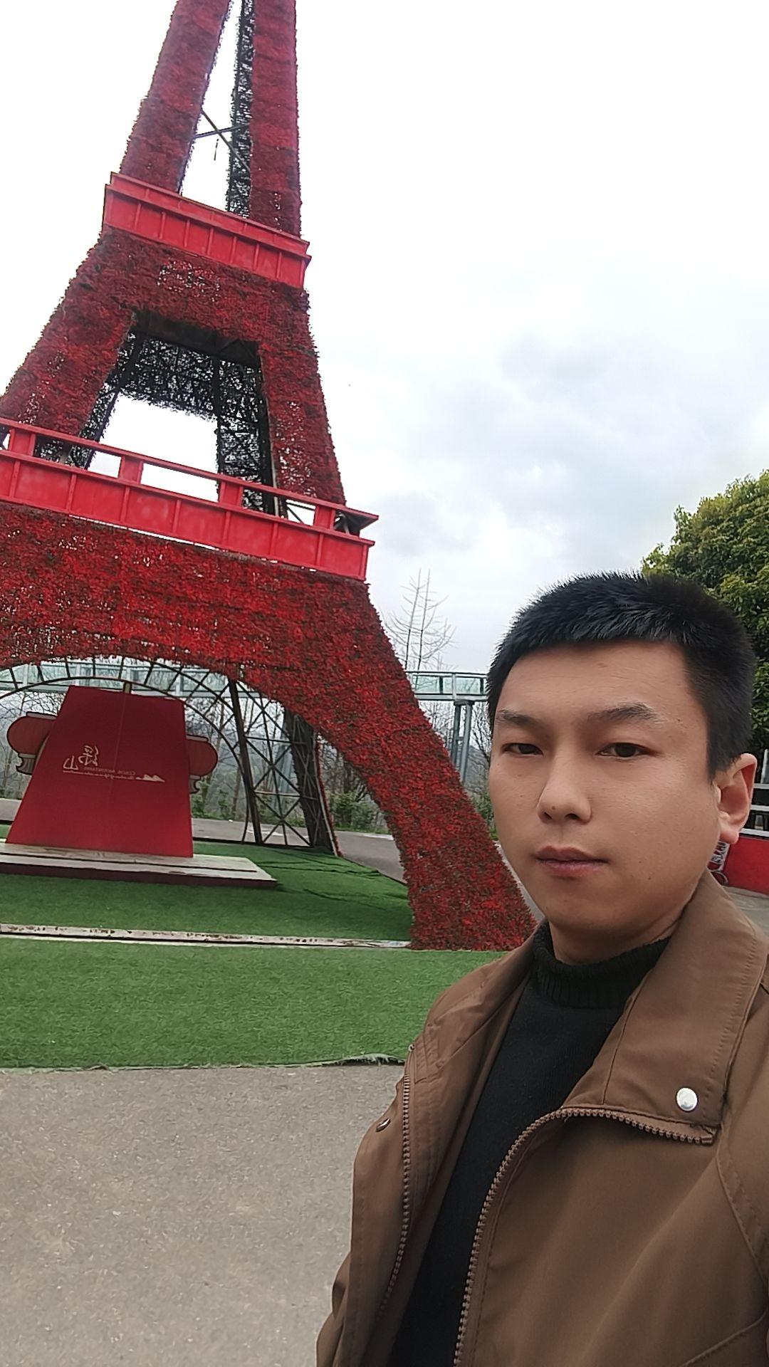 巴黎埃菲尔铁塔，你咋在这