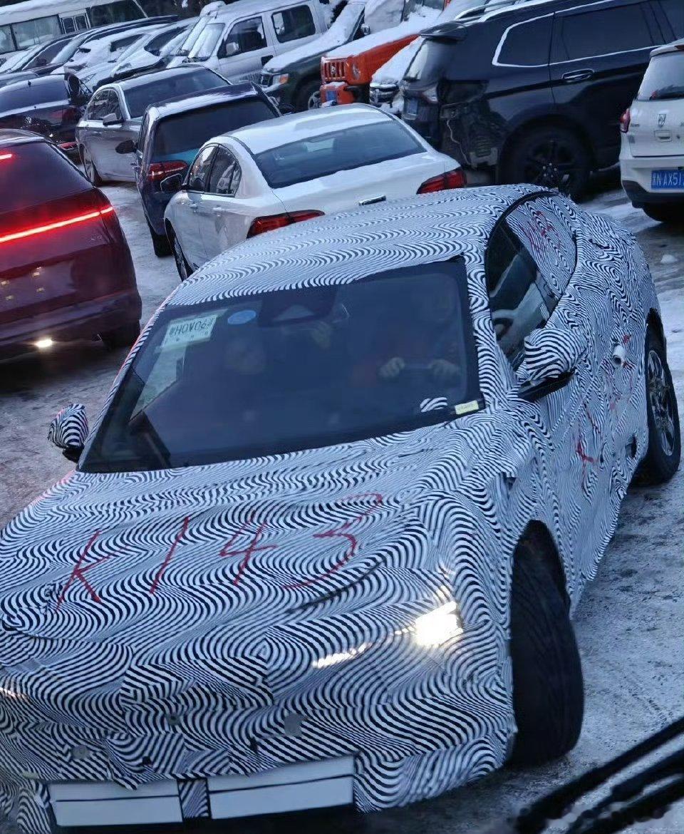 小鹏MONA SUV的谍照图被拍到了，前脸和M03差不太多，尾灯换成贯穿式了小鹏