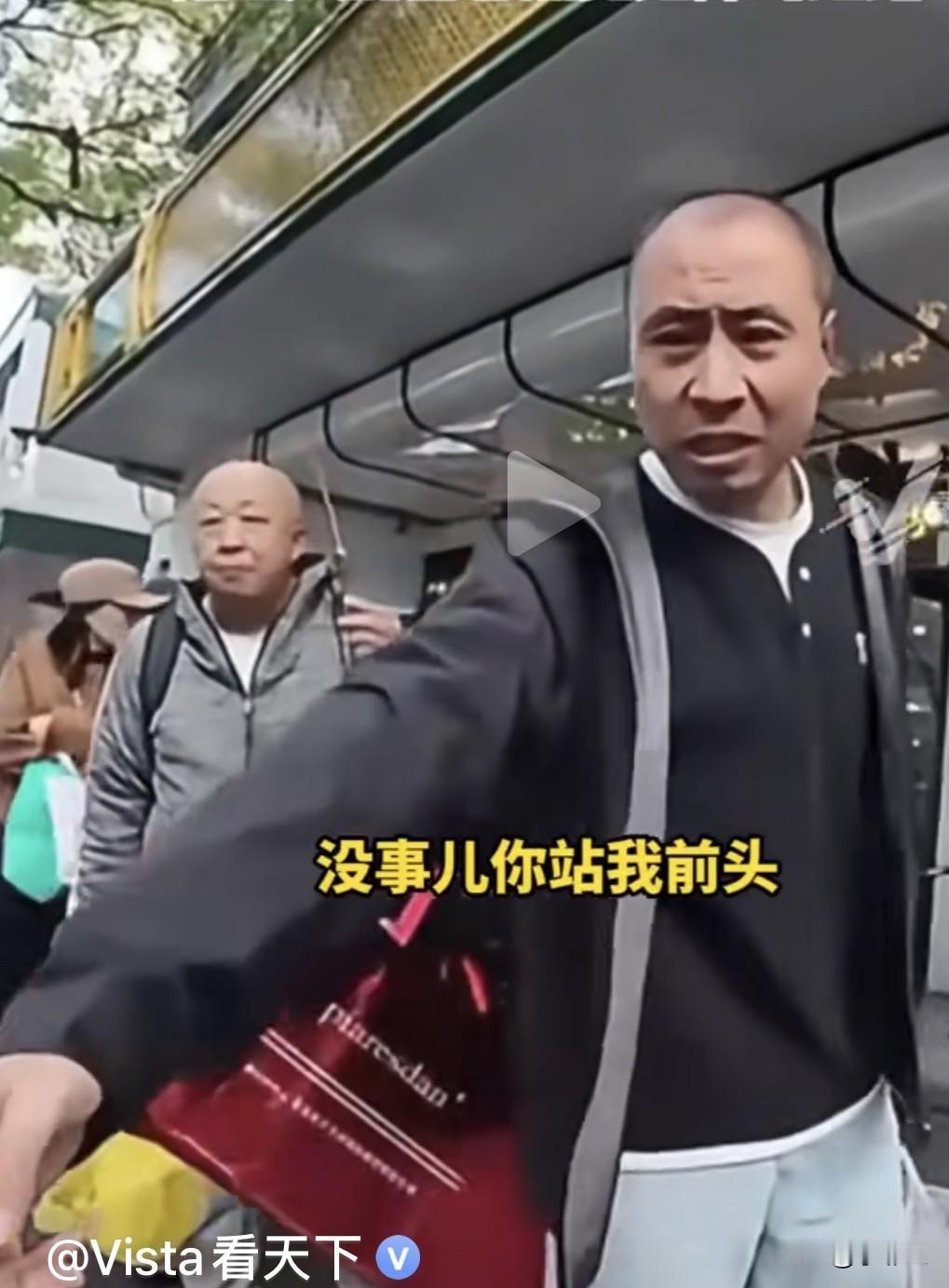 近日，北京牛街包子铺前出现暖心一幕……
     失明女孩徐佳媛来买包子的时候，