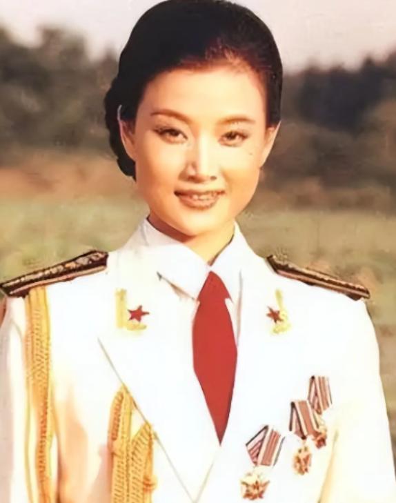 1996年，大红大紫的歌唱家宋祖英竟然硬生生亲手把年仅18岁、长相十分漂亮水灵的
