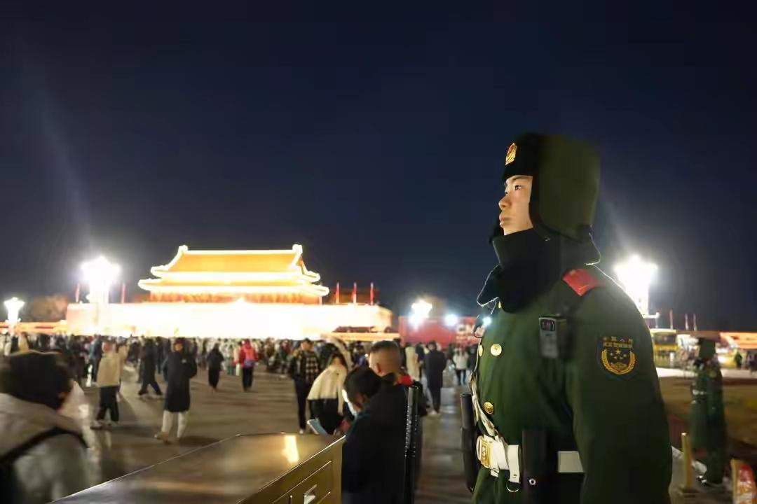 国歌落，万人大合唱突然爆发：今天，我们把升旗仪式唱成了热搜第一！


1️⃣ 旗