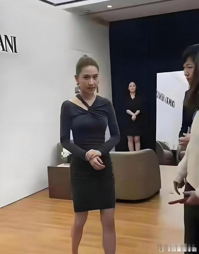 何超莲真人就长这样，没网上传的那么美。 