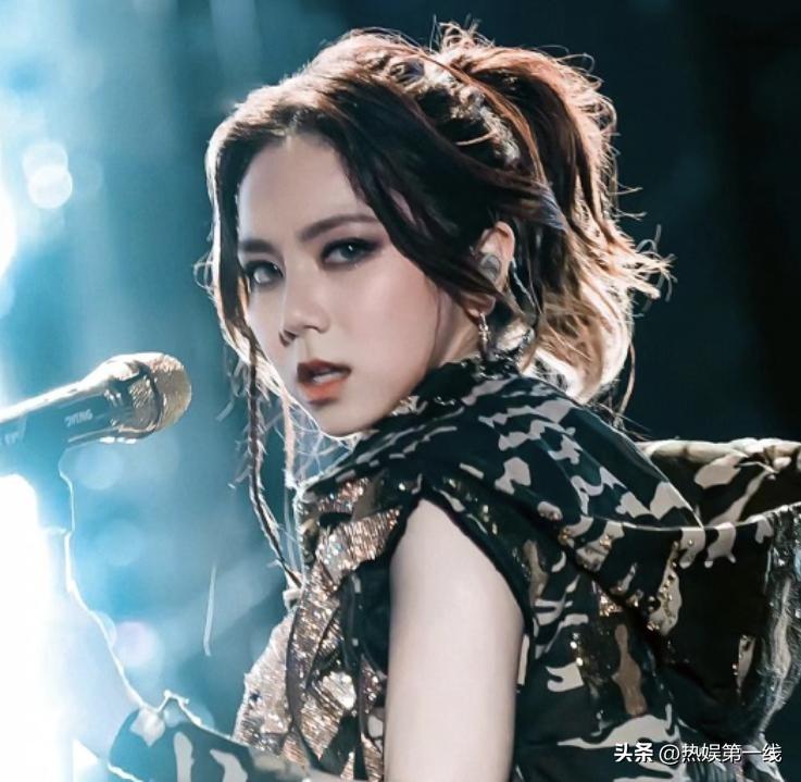 被曝低调完婚2天，邓紫棋私生活被扒，插足张杰婚姻传闻早有真相
舞台上气场全开的邓