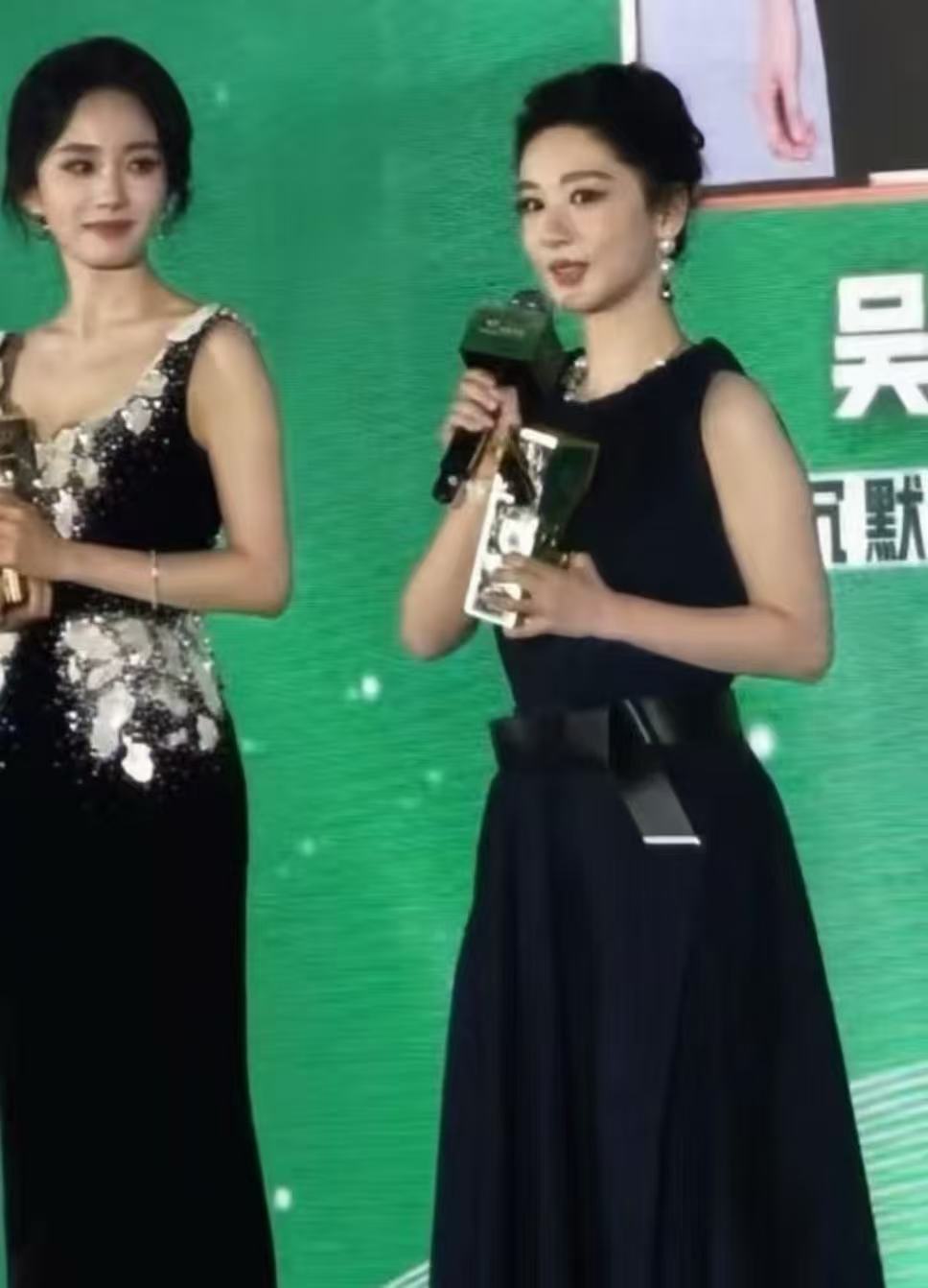 杨幂看杨紫发言的眼神 杨幂眼神里全是宠溺 