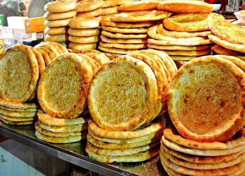 说句老实话，来新疆三个月了，特色美食，传统文化很少了解过，只吃过新疆的馕，纸皮核