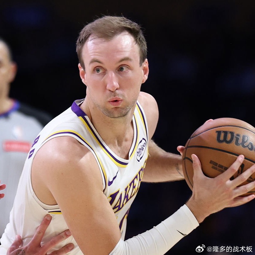 雷迪克称赞肯纳德：“他有着非常棒的团队得分心态。一个战术本来是给他打的，但他总会