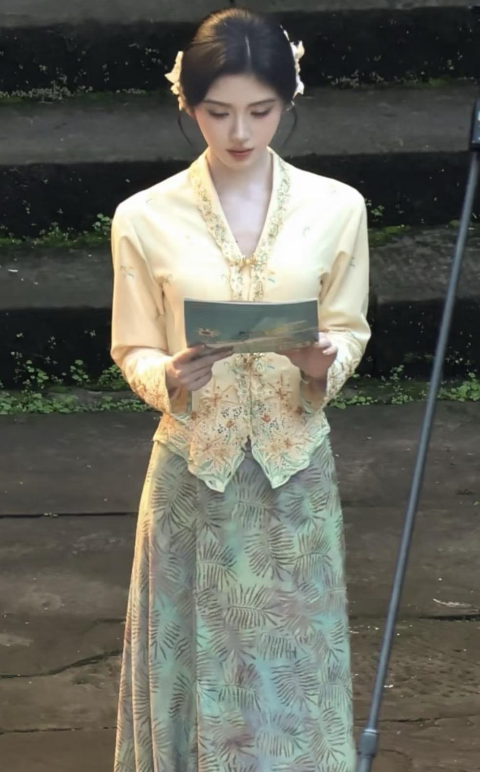 重庆偶遇鞠婧祎拍戏，这次是南洋小娘惹的造型，和她适配度好高，一看就是温温柔柔又漂