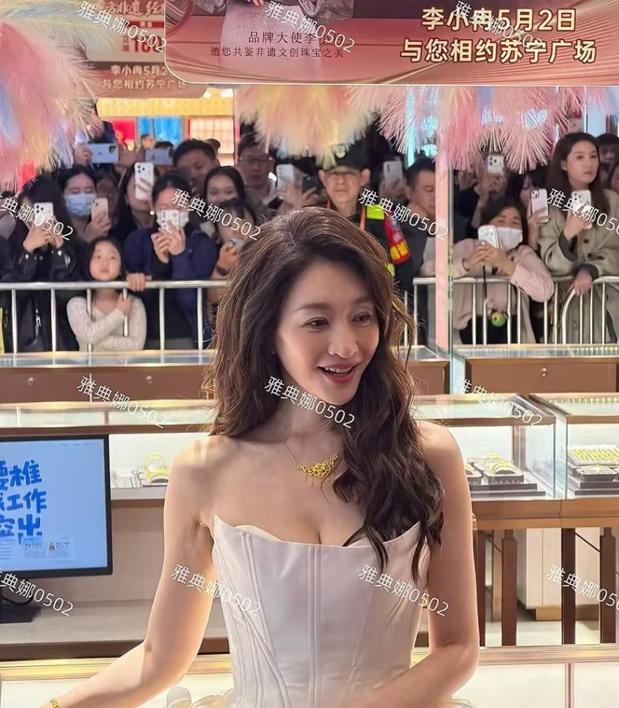 李小冉的美貌被高估本人脸长颧骨高烤瓷牙明显一看就是50岁不年轻 