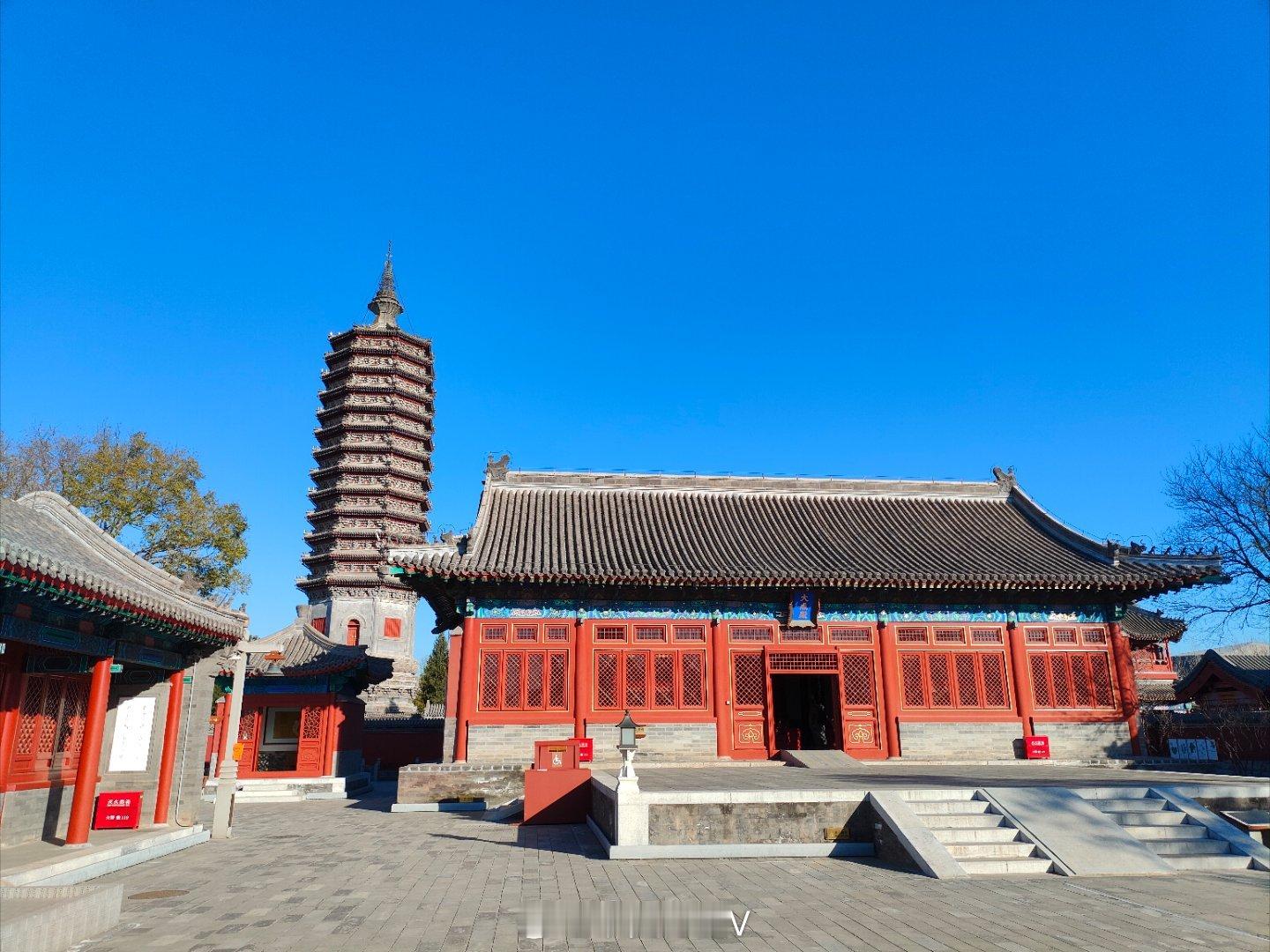 在京杭大运河上，有四座名塔，堪称运河的地标性建筑。分别是杭州六合塔、扬州文峰塔、