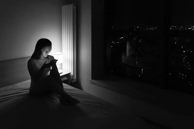 戒掉熬夜没用！真正毁掉身体的，是这3种隐形内耗
 

 
很多人以为身体变差、精