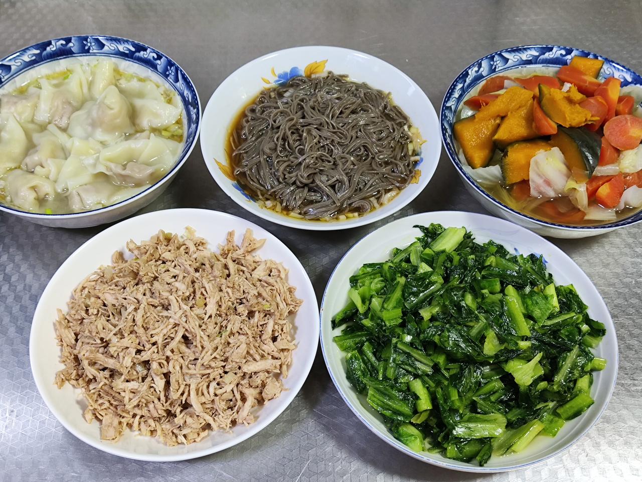 六月一日午餐分享，有皮薄馅满的煮抄手，有素炒油麦菜，有筋道爽口的煮荞麦面，有营养