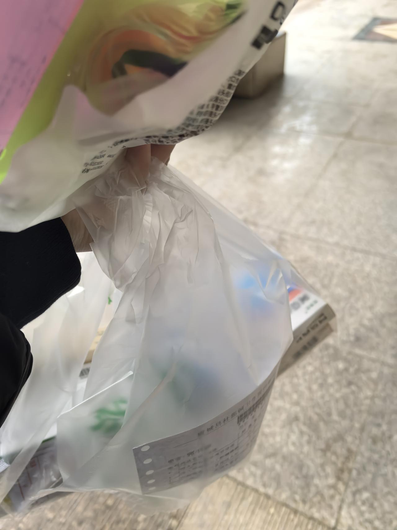 最近天气变化无常，大人小孩都生病了[叹气]