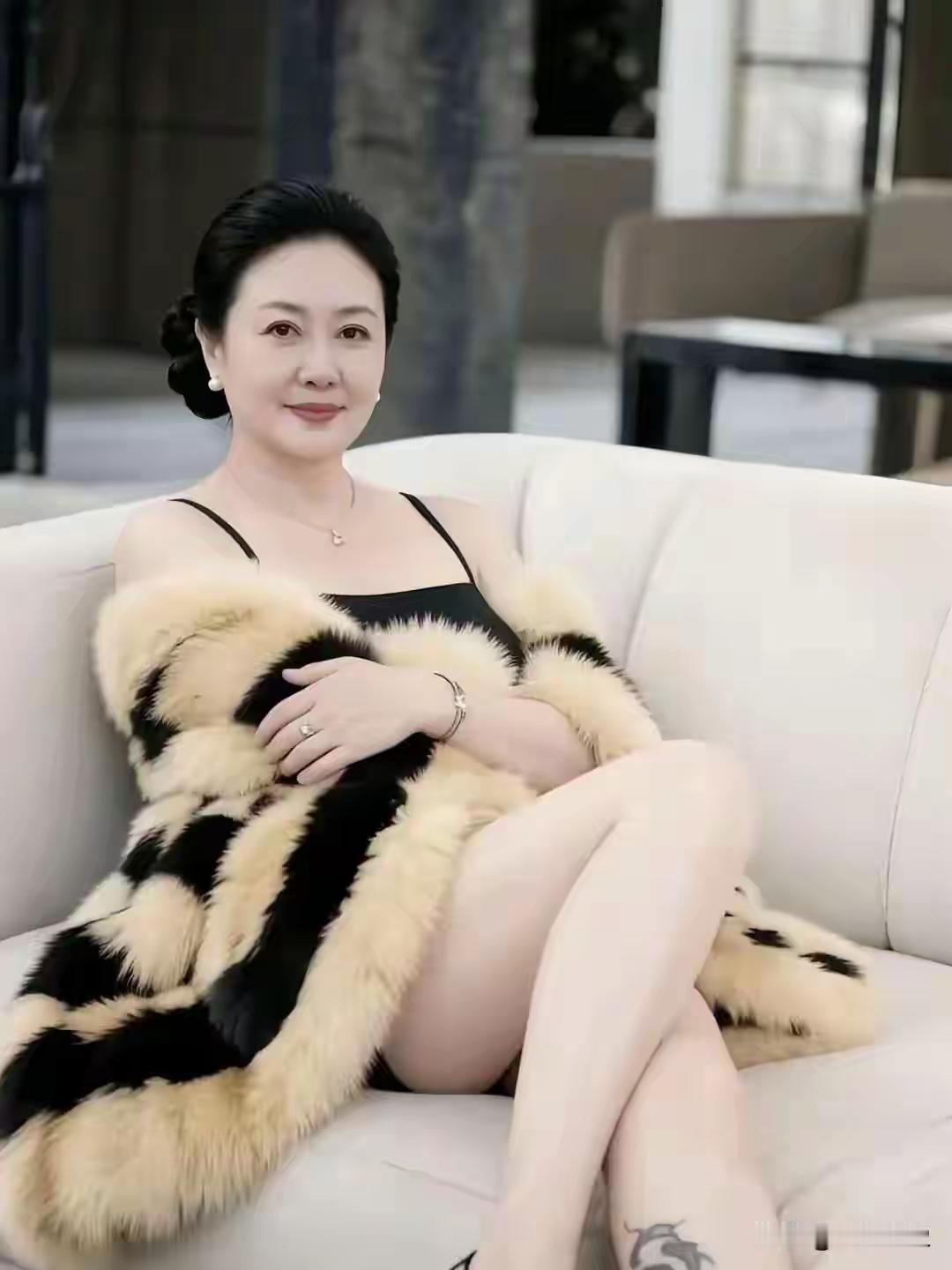 看看这位年过六十的老阿姨保养的昨样，至今单身呢。