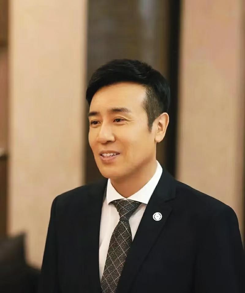 荧幕上他能一个眼神压全场，私下却蹲在地上给群演讲段子，《城中之城》刚炸场，同组新