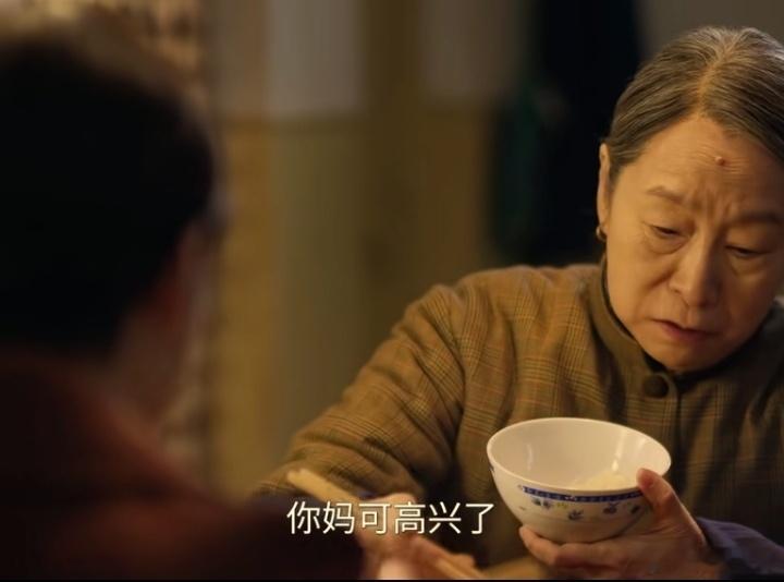 六姊妹 《六姊妹》第16集张秋芳在得知三子汤振民与刘小玲的恋情后，心中情感复杂。