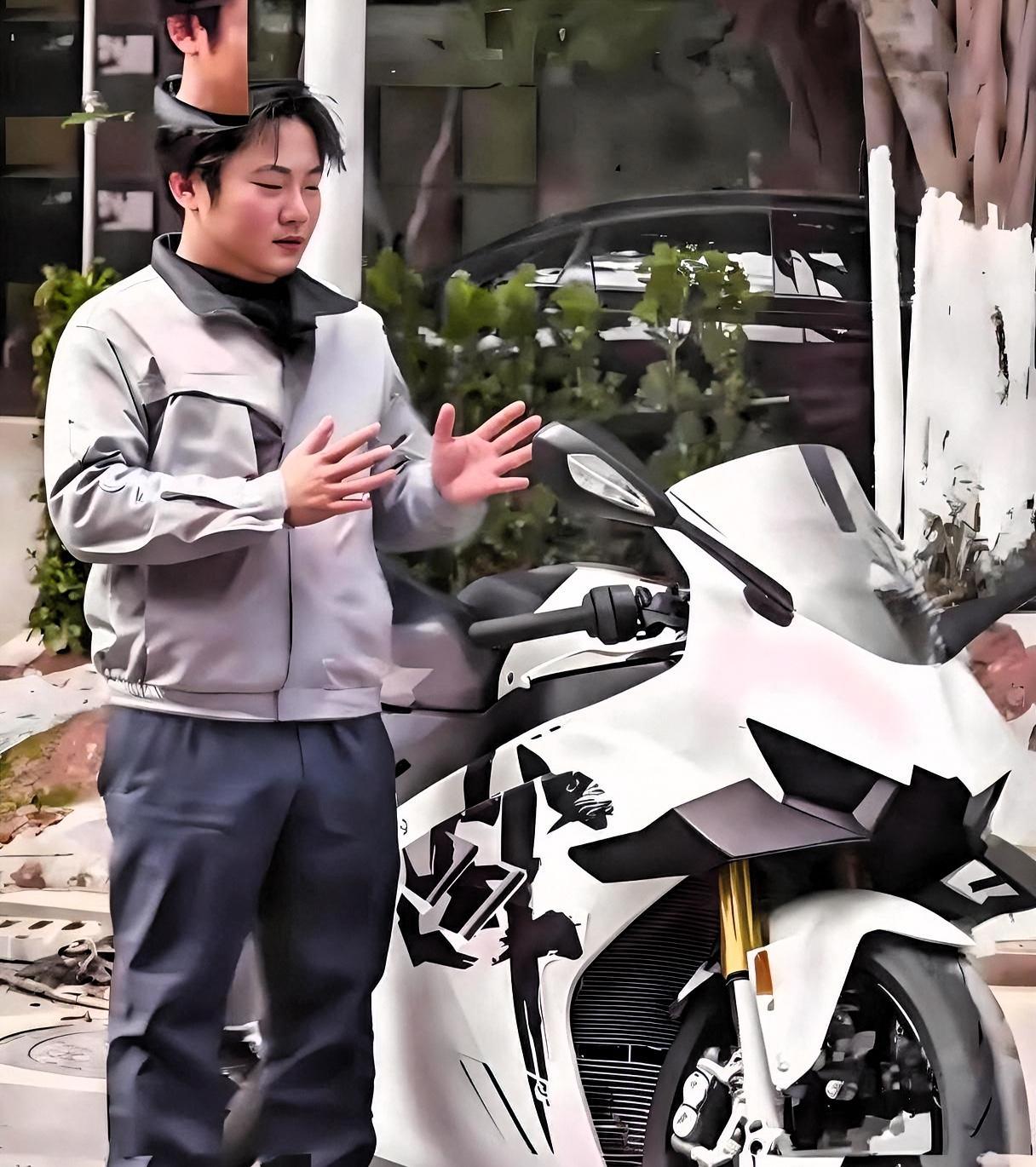 当张雪机车的820RR-RS赛车风驰电掣冲过WSBK葡萄牙站终点线，中国摩托制造