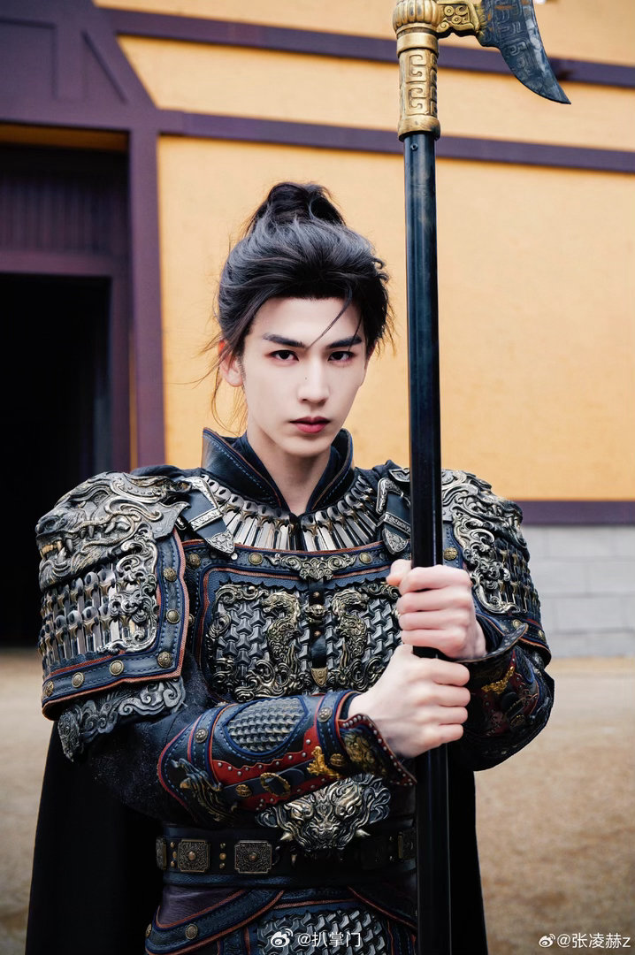 张凌赫对接20号就否认逐玉庆功宴了网友爆料《逐玉》庆功宴，疑似因张凌赫粉底液将军