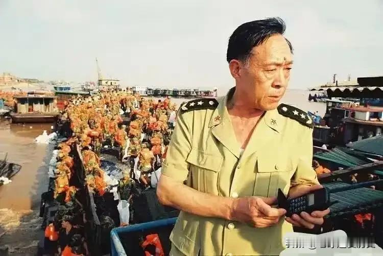 1998年九江抗洪之际，董万瑞将军坐镇于江堤前线。
镜头中，他身着戎装，手持通讯