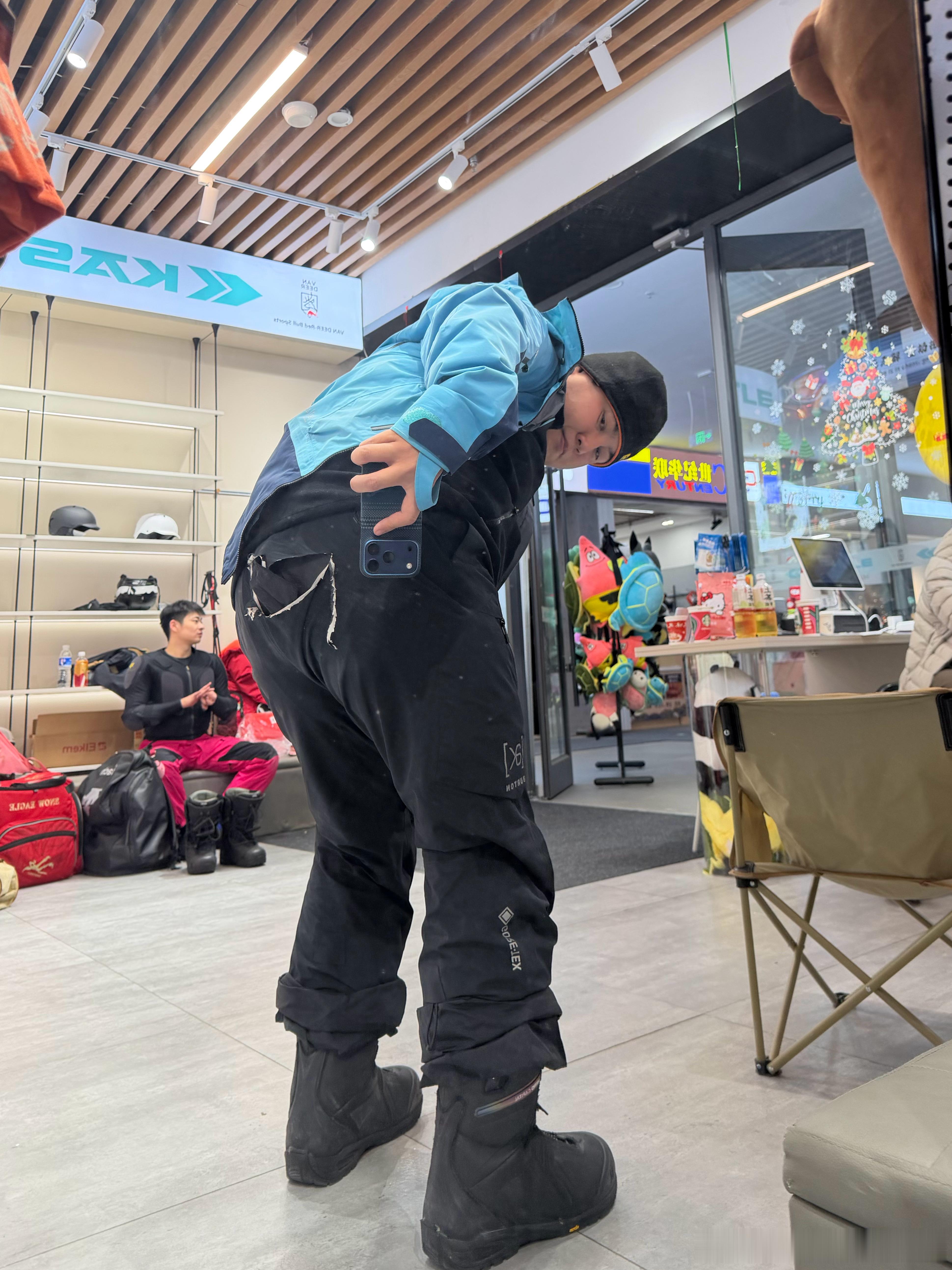 又是进步的一天~来雪场拍摄先恢复恢复给雪裤恢复裂了明天拍摄就有新雪裤穿了