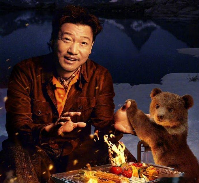 胡先煦和贾冰一同出现在屏幕上，笑声几乎是无可避免的。每当贾冰开口，胡先煦的笑容就